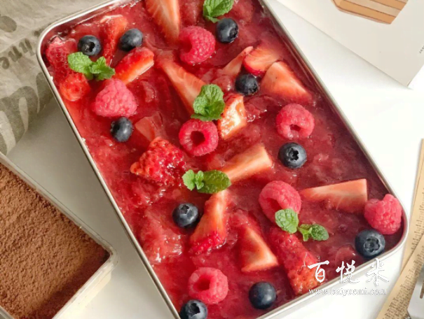 草莓提拉米苏，高颜值的外表，浓郁的经典马斯卡彭奶油+缤纷水果果酱层